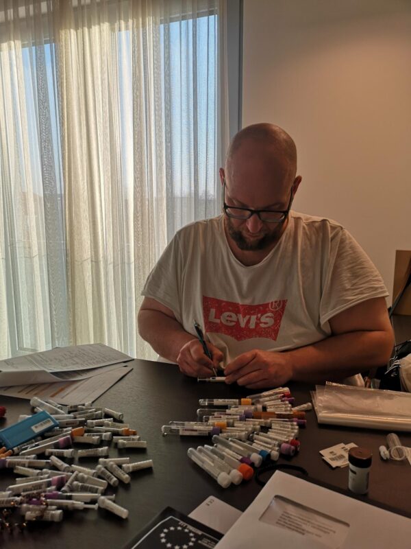 mdgroup mobilehealth nurse, Sven Schäfer preparing sample tubes for a home visit